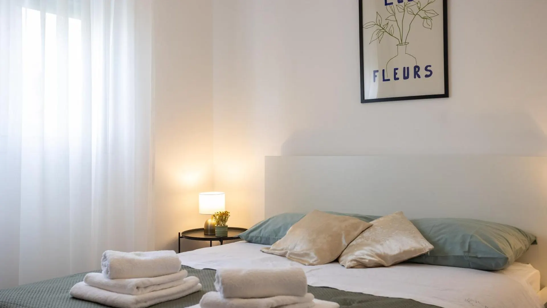 Split Znjan Beach Apartment With Parking