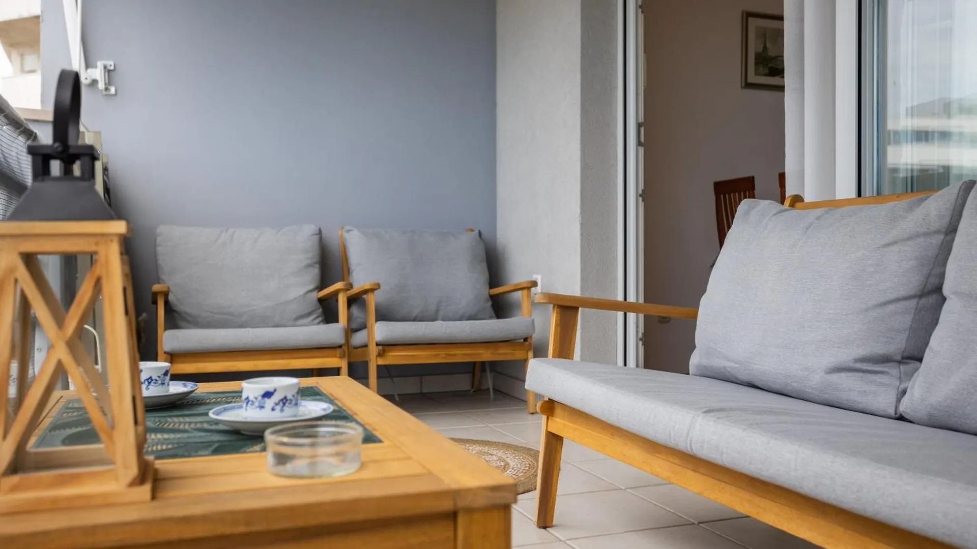 Split Znjan Beach Apartment With Parking