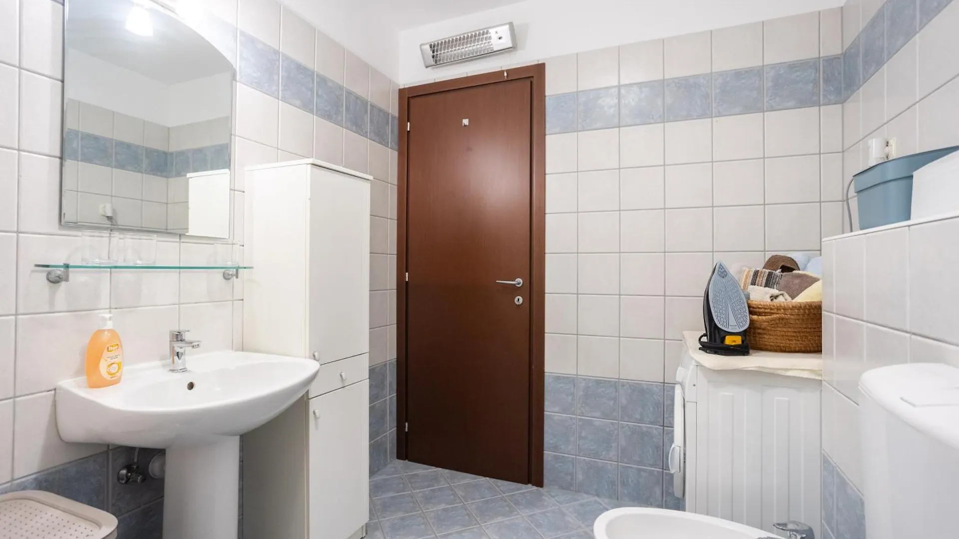 Split Znjan Beach Apartment With Parking