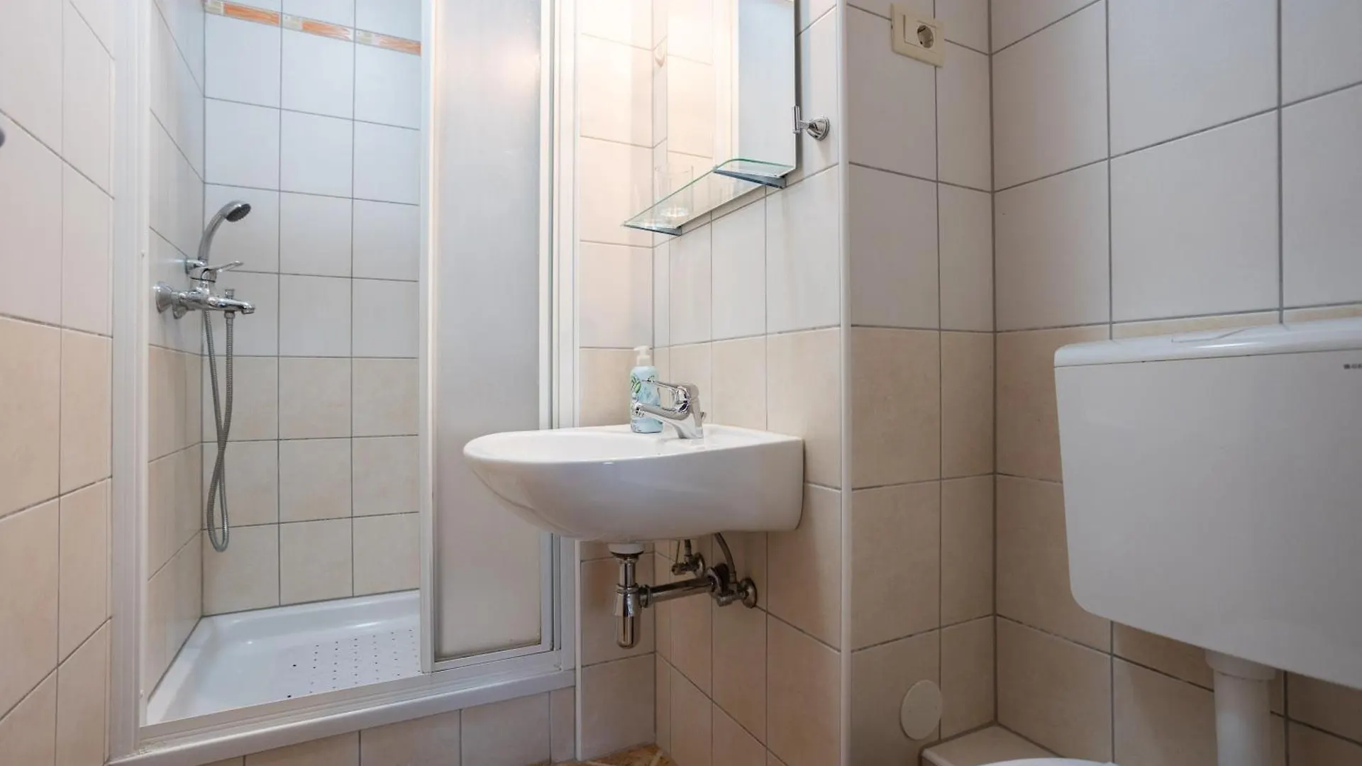 Split Znjan Beach Apartment With Parking