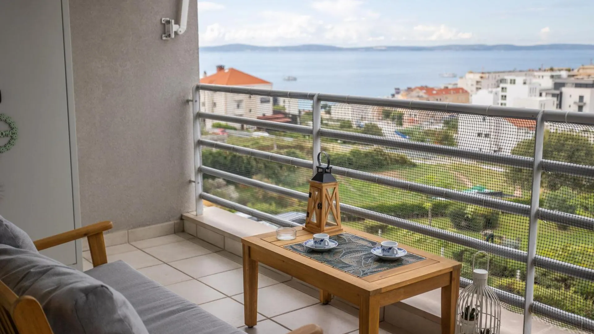 Split Znjan Beach Apartment With Parking