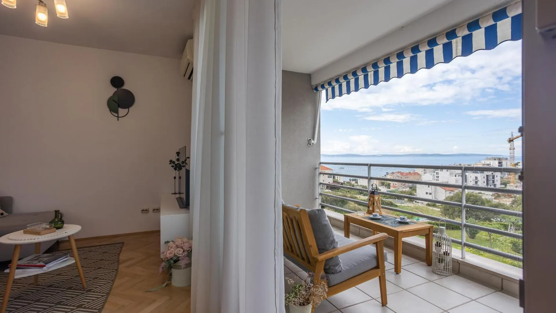 Split Znjan Beach Apartment With Parking