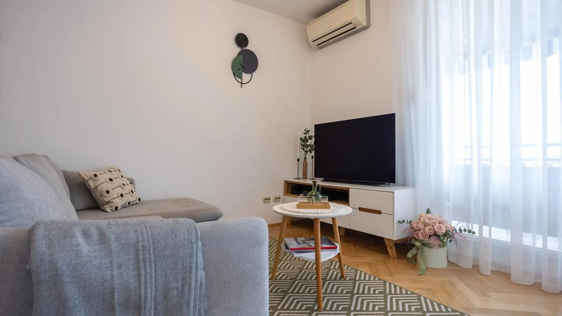 Split Znjan Beach Apartment With Parking