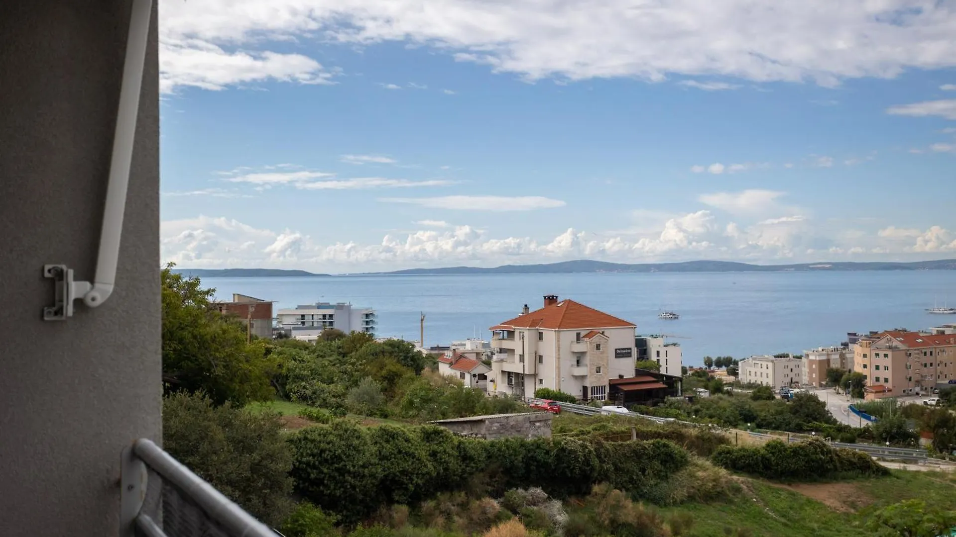 Split Znjan Beach Apartment With Parking
