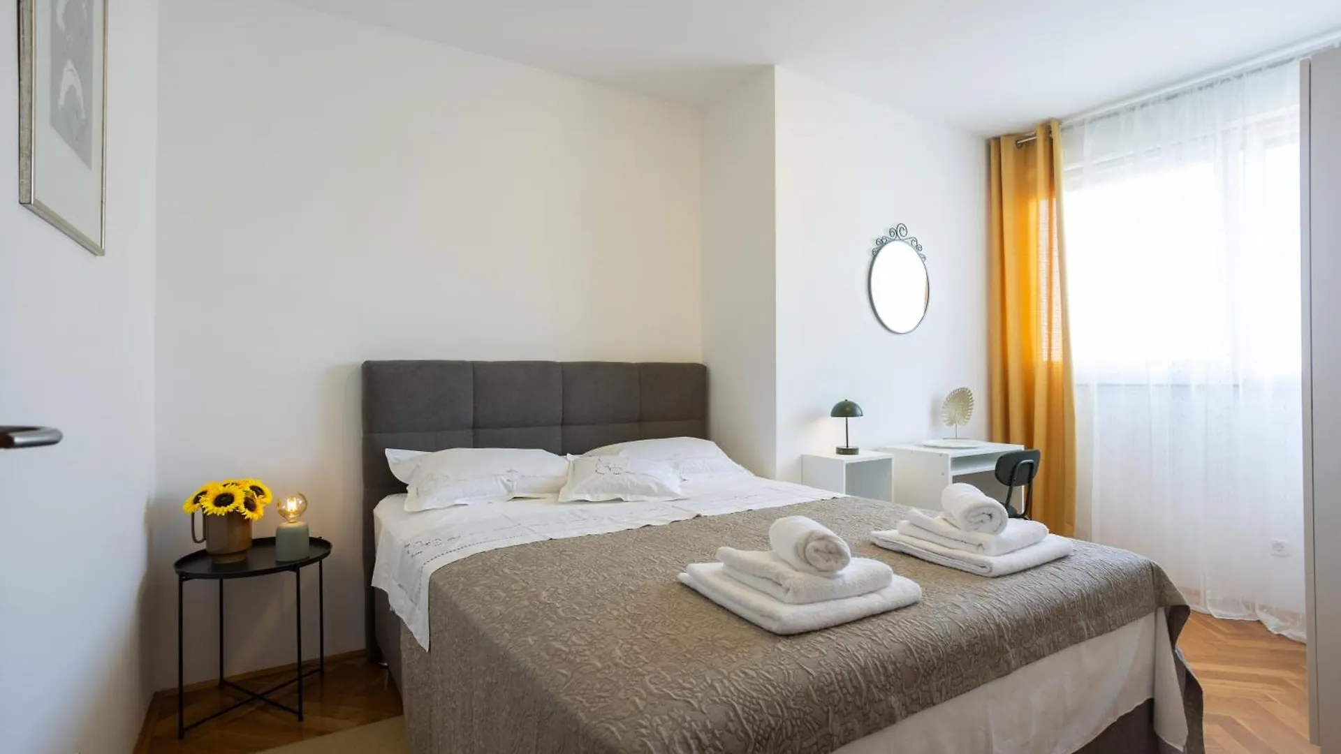 Split Znjan Beach Apartment With Parking