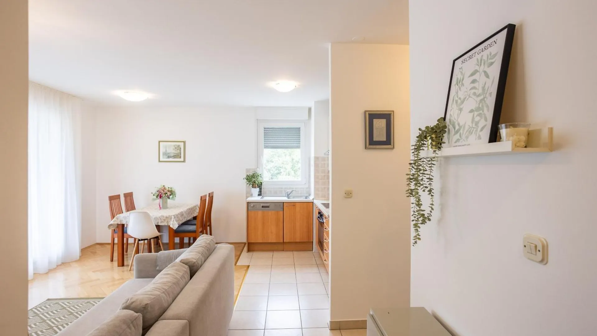Split Znjan Beach Apartment With Parking