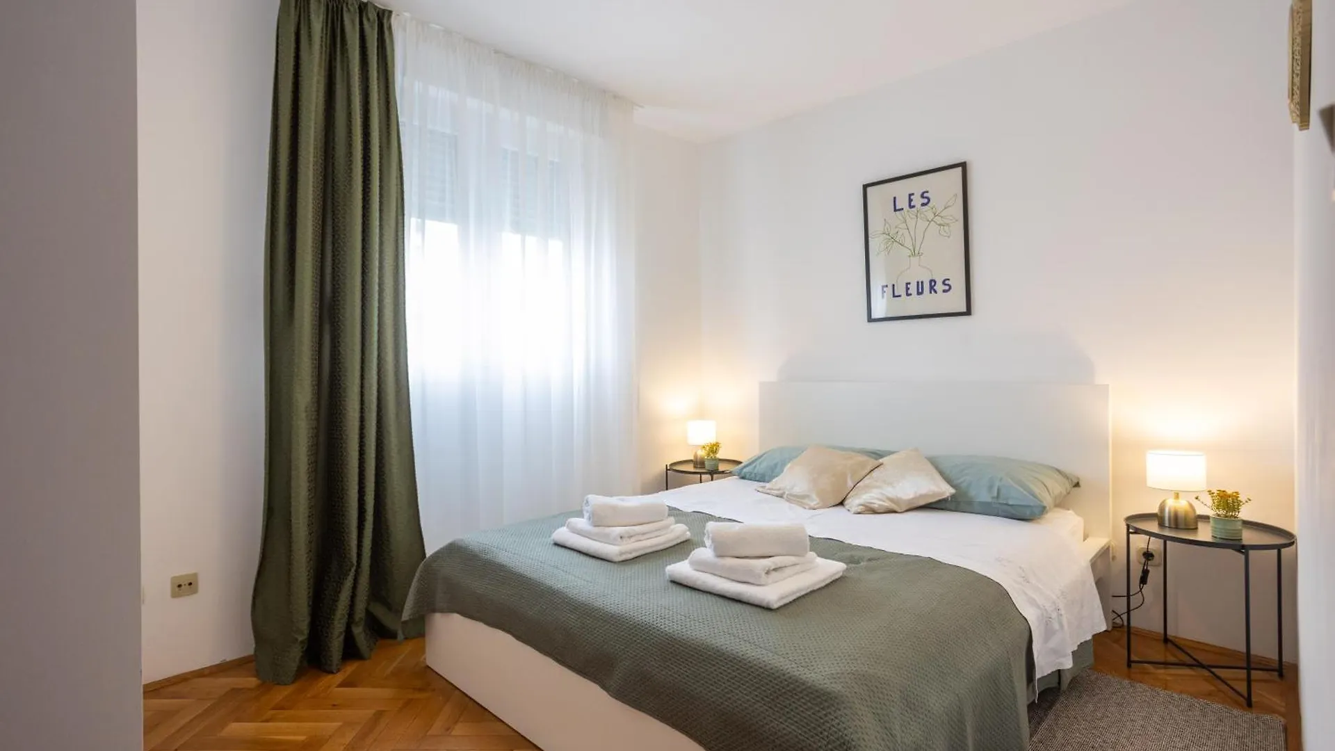 Split Znjan Beach Apartment With Parking