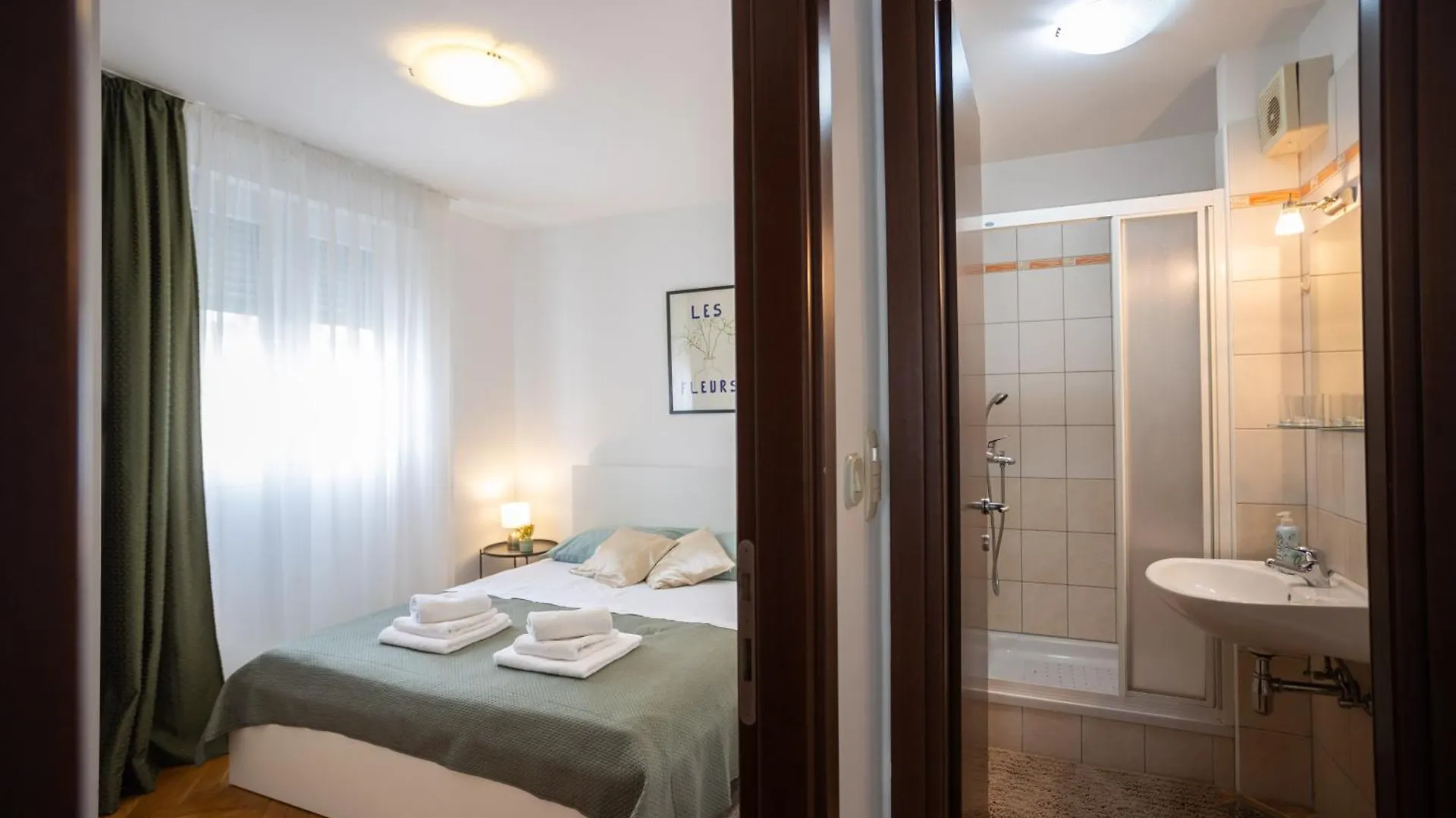 Split Znjan Beach Apartment With Parking